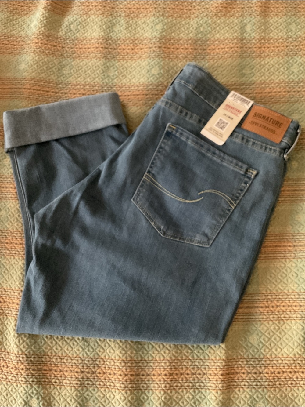 Signature by Levi Strauss Mid-Rise Capris in Medium Blue Size 14 Waist 32 NWT